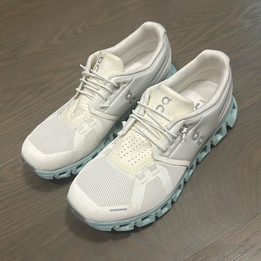 *WORN ONCE* On Cloud 5 Coast Sneaker